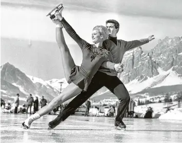  ?? Foto: imago ?? Marika Kilius und Hans Jürgen Bäumler im Jahr 1963 vor der Kulisse von Cortina d’Ampezzo.