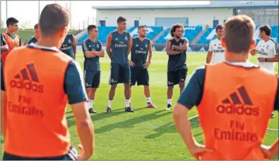 ??  ?? CON EL CASTILLA. Kovacic, Varane, Marcelo y Casemiro se entrenaron ayer junto al Castilla.