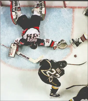  ?? — THE ASSOCIATED PRESS ?? Left: With one skate in the crease, Dallas Stars winger Brett Hull scores his controvers­ial Stanley Cup-winning goal past Buffalo Sabres goalie Dominik Hasek during the third overtime of Game 6, in 1999.
Below: Hall of Fame goaltender Patrick Roy hoists the Stanley Cup in 1993 after the Montreal Canadiens beat the L.A. Kings to win the Stanley Cup. It’s the most recent time a Canadian-based team has won the Cup.