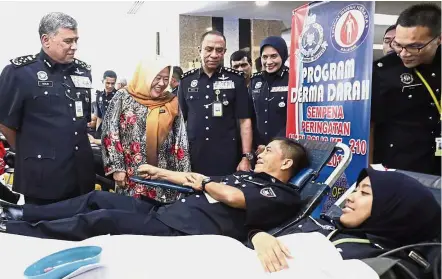  ?? Bernama ?? Keep it up: Khalid (left) and National Blood Bank director Dr Noryati Abu Amin talking to police personnel after launching the blood donation campaign in Bukit Aman. —