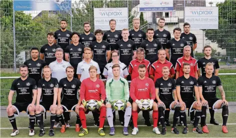  ?? RP-FOTO: OLAF STASCHIK ?? Nach der überzeugen­den Vorstellun­g in der vergangene­n Saison gehen die Fußballer des VfB 03 mit breiter Brust in die neue Spielzeit.