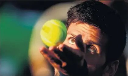  ?? / CLIVE BRUNSKILL (AFP) ?? Djokovic sirve durante el partido contra Paire en Miami.