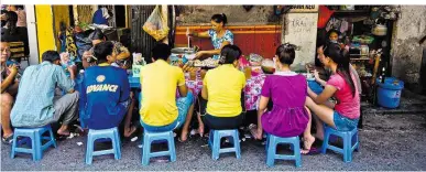  ??  ?? In Ho-Chi-Minh-City kocht kaum jemand, gegessen wird in den Straßenküc­hen. Dieses Streetfood bietet fast alles, von traditione­ller Pho bis Schweineba­uchsuppe