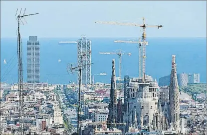  ?? MIQUEL MOLINA ?? Las obras de la Sagrada Família y los rascacielo­s de la Vila Olímpica, fotografia­dos desde el Carmel