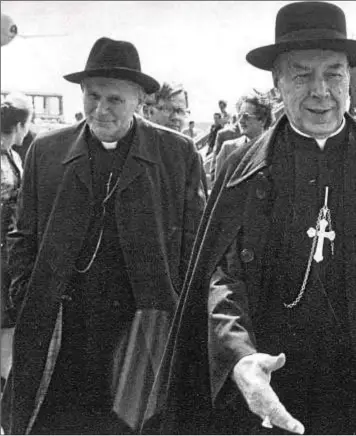  ??  ?? Los cardenales Stefan Wyszinsky y Karol Wojtyla, a su llegada a Roma para