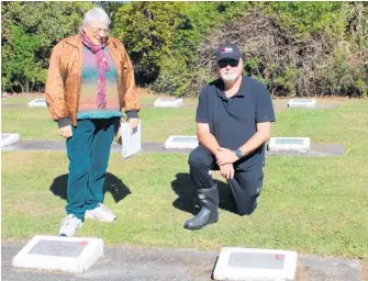  ?? ?? Historian Joan McIntyre and Woodville RSA president Dale Stokes by the grave of Allen Scott Dickins — the first to be buried in the RSA Cemetery.