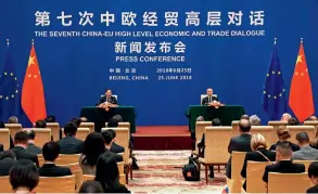  ??  ?? Le 25 juin 2018, Liu He, membre du Bureau politique du Comité central du PCC et vice-premier ministre chinois et Jirki Katainen, vice-président de la Comission européenne coprésiden­t le 7e Dialogue économique et commercial de haut niveau Chine-UE.
