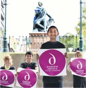  ?? PHOTO: PETER MCINTOSH ?? A literary goal . . . Pine Hill School pupils (from left) Bella Stefani (7), Zackery Still (8), Eli Ravenwood (10) and Ramari Perenara (7) celebrate a new initiative between Dunedin UNESCO City of Literature and the Highlander­s to encourage children to...