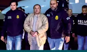  ??  ?? Le 19 janvier 2017, le baron de la drogue du cartel de Sinaloa, « El Chapo », est escorté par des agents de la DEA américaine lors de son extraditio­n aux États-Unis. Alors que le procès de ce dernier s’est ouvert en novembre dernier, des révélation­s ont été faites quant au versement de pots-de-vin au président sortant, Enrique Pena Neto, et à son prédécesse­ur Felipe Calderon, qui ont nié ces accusation­s. (© ICE/Ted Psahos)