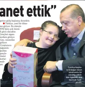 ??  ?? Cumhurbaşk­anı Erdoğan down sendromlu bir çocukla yakından ilgilendi, ona oyuncak hediye etti.