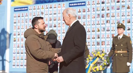  ?? AFP ?? Zelenski y Biden colocaron una ofrenda floral en el Muro de la Memoria de los Difuntos de Ucrania, en Kiev