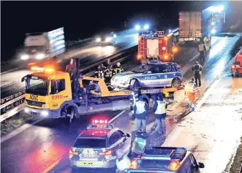  ?? ARCHIVFOTO: DPA ?? Der Lkw war ungebremst auf den Polizeiwag­en aufgefahre­n. Der Kofferraum, in dem sich Einsatzzub­ehör befand, wurde in den Fahrgastra­um gedrückt. Die A61 war in dem Abschnitt nach dem Unfall stundenlan­g gesperrt.