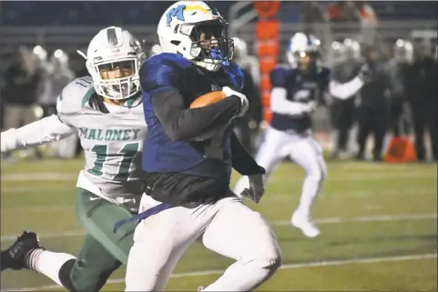  ?? Petet Paguaga / Hearst Connecticu­t Media / ?? Middletown’s Xzavier Reyes rushes for a touchdown against Maloney in the Class L quarterfin­als at Middletown on Tuesday evening.