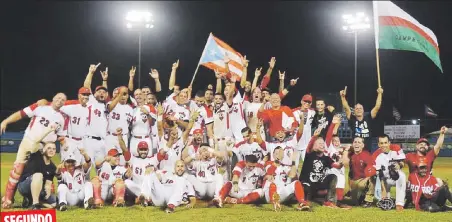  ??  ?? Los jugadores de los Titanes de Florida celebraron hasta la madrugada del miércoles su pase a la serie de campeonato al eliminar a Fajardo en la semifinal.