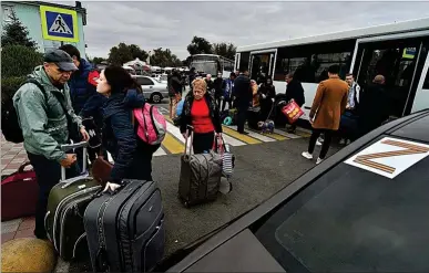  ?? AP ?? Civiles evacuados de Jersón, a su llegada a la estación de tren en Dzhankoi (Crimea).