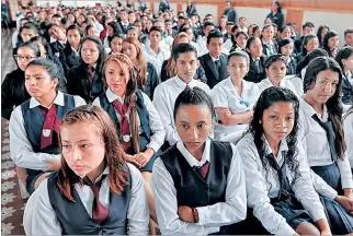  ?? ÁLEX LIMA / EXPRESO ?? Expectativ­a. Bachillere­s de diferentes centros educativos conocen los premios a los que han sido acreedores.