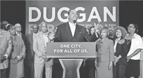  ?? ROMAIN BLANQUART/DETROIT FREE PRESS ?? Benny Napoleon talks to a crowd of Mike Duggan supporters during the primaries in 2017.