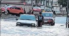  ??  ?? Varios vehículos quedaron en medio del agua, por problemas en el motor.