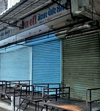  ??  ?? SHUTTERS DOWN
Surat’s deserted Diamond Market