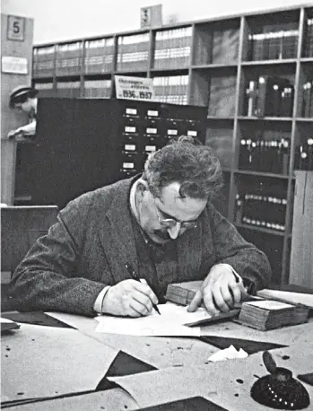  ?? GISELE FREUND/IMEC FONDS MCC ?? París, 1937. El autor de “Calle de mano única” en la Biblioteca Nacional, uno de sus refugios dilectos.