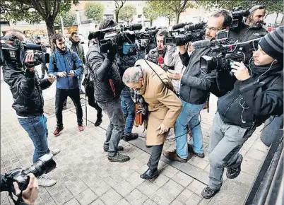  ?? VILLAR LOPEZ / EFE ?? L’advocat de la jove madrilenya, Carlos Bacaicoa, arribant ahir al Palau de Justícia de Navarra