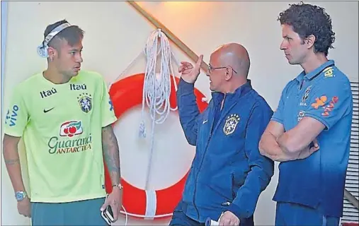  ??  ?? DECISIÓN TOMADA. Rodrigo Lasmar, jefe médico de la selección brasileña (a la derecha de la foto), viajó a París para examinar al futbolista.