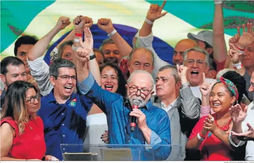  ?? SEBASTIAO MOREIRA / EFE ?? El ex presidente brasileño Luiz Inácio Lula da Silva pronuncia un discurso tras su triunfo en la segunda vuelta de las elecciones, en Sao Paulo (Brasil).