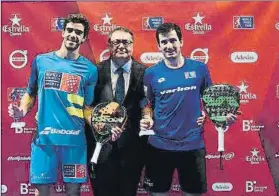  ?? FOTO: WPT ?? Ramón Agenjo con los campeones Maxi Sánchez y Sanyo Gutiérrez en Badalona