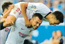  ?? ANDER GILLENEA / AFP ?? Joan Jordán y sus compañeros celebran el gol