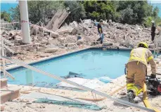  ?? FOTO: DPA ?? In den Trümmern des explodiert­en Wohnhauses in Alcanar wurden auch mehrere Flugticket­s gefunden.