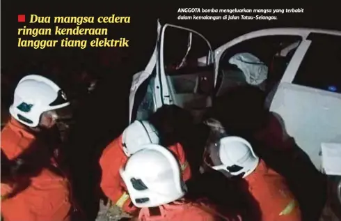  ??  ?? ANGGOTA bomba mengeluark­an mangsa yang terbabit dalam kemalangan di Jalan Tatau-Selangau.