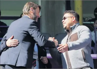  ??  ?? Ronaldo disfrutó de la victoria del Real Valladolid desde el palco del José Zorrilla.