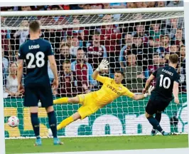  ?? REUTERS ?? Spot on: Barnes sends Villa keeper Martinez the wrong way with a composed penalty, giving Burnley the lead