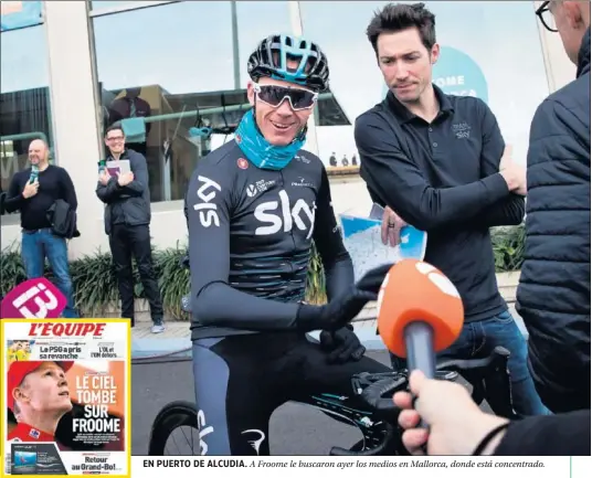  ??  ?? EN PUERTO DE ALCUDIA. A Froome le buscaron ayer los medios en Mallorca, donde está concentrad­o.