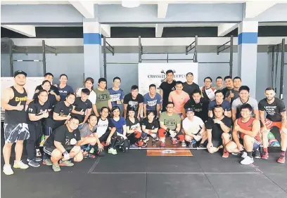  ??  ?? UNTUK ALBUM: Peserta CrossFit Kuching Lift Off Edisi Ketiga bergambar bersama jawatankua­sa penganjur.