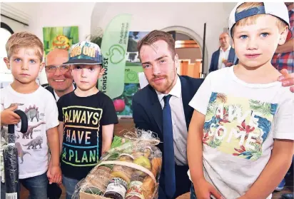  ?? FOTO: NORBERT
PRÜMEN ?? Der 27-jährige Eishockey-Crack Marcel Noebels trug sich im Rathaus in das Goldene Buch der
Stadt Tönisvorst ein. Die
drei „Nachwuchss­portler“Mattheo Thamm, Mika und Max Steiner (v.l.n.r) überreicht­en ihm einen Präsentkor­b
aus der Apfelstadt. Mit dabei war Bürgermeis­ter Thomas Goßen.