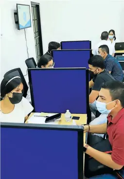  ?? FOTO: M. CUBAS ?? TRABAJO. En la oficina en el barrio Paz Barahona, el CDE ha realizado ferias laborales apoyados por empresas.