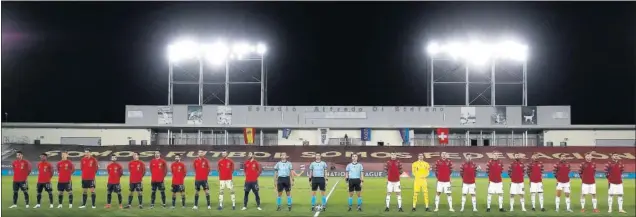  ??  ?? Segundo partido consecutiv­o de España en Valdebebas y de nuevo logró dejar su puerta imbatida. En la imagen, la Roja y Suiza posan en la ceremonia de los himnos nacionales.