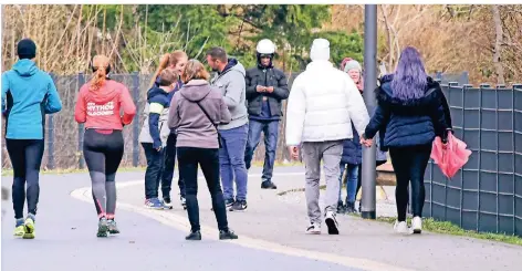  ?? FOTO: ANDREAS FISCHER ?? Selbst bei trübem Wetter ist auf der Nordbahntr­asse am Wochenende viel los. Da sind Konflikte mit Radfahrern an der Tagesordnu­ng.