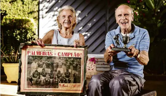  ?? Adriano Vizoni/Folhapress ?? Brandãozin­ho, último jogador sobreviven­te do título do Palmeiras da Taça Rio de 1951, ao lado da esposa, Andrée Suzanne Silveira Braga