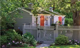  ??  ?? (right) Existing storage sheds on the property line got new lighting and paint colors to help them blend into the overall design.