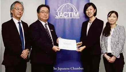  ?? PIC BY MUSTAFFA KAMAL ?? Japanese Chamber of Trade and Industry vice-president Daiji Kojima (second from left) and Japan External Trade Organisati­on managing director Mai Onozawa with (second from right) with Japanese officials at the unveiling of the chamber’s 68th business survey in Kuala Lumpur yesterday.