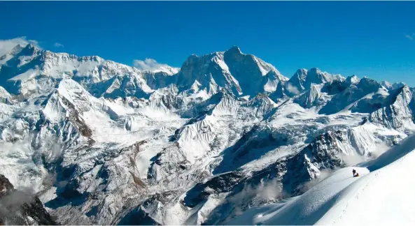  ??  ?? Kangchenju­nga à gauche, Jannu au centre... Vue spectacula­ire depuis l'arête sommitale du Syao Kang (aussi noté Suaokang) gravi pour la première fois par une équipe du New Zealand Alpine Club et mesuré par GPS à 6 041 m. "A l'automne 2012, nous avons...