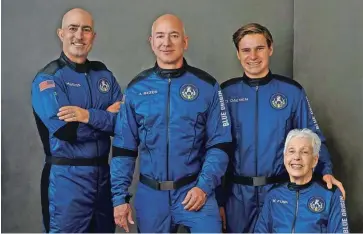  ?? Fotografij­i Blue Origin/Reuters ?? Milijarder Jeff Bezos, njegov brat Mark Bezos, pionirka letalstva Wally Funk in bodoči študent fizike Oliver Daemen so doživeli vznemirlji­vo desetminut­no potovanje v vesolje.