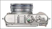  ??  ?? Schlank Die Olympus ist eine kompakte und leichte Kamera, die man einfach mitnehmen kann.