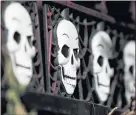  ?? RANDY VAZQUEZ — STAFF PHOTOGRAPH­ER ?? Skeleton decoration­s line the fence of Bob Schiro’s haunted house in San Jose.