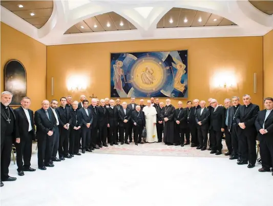  ??  ?? Le pape François a reçu la démission de tous les évêques chiliens, hier, lors d’une réunion au Vatican.