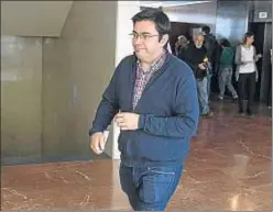  ?? CÉSAR RANGEL ?? Gerardo Pisarello tras acabar la multitudin­aria rueda de prensa