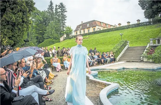  ??  ?? Jardines de moda. La diseñadora impactó con una colección de vestidos románticos.