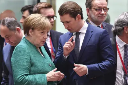  ??  ?? ■ Tysklands förbundska­nsler Angela Merkel och Österrikes kansler Sebastian Kurz på EU-toppmötet i Bryssel.
FOTO: TT/AP/GEERT VANDEN WIJNGAERT
